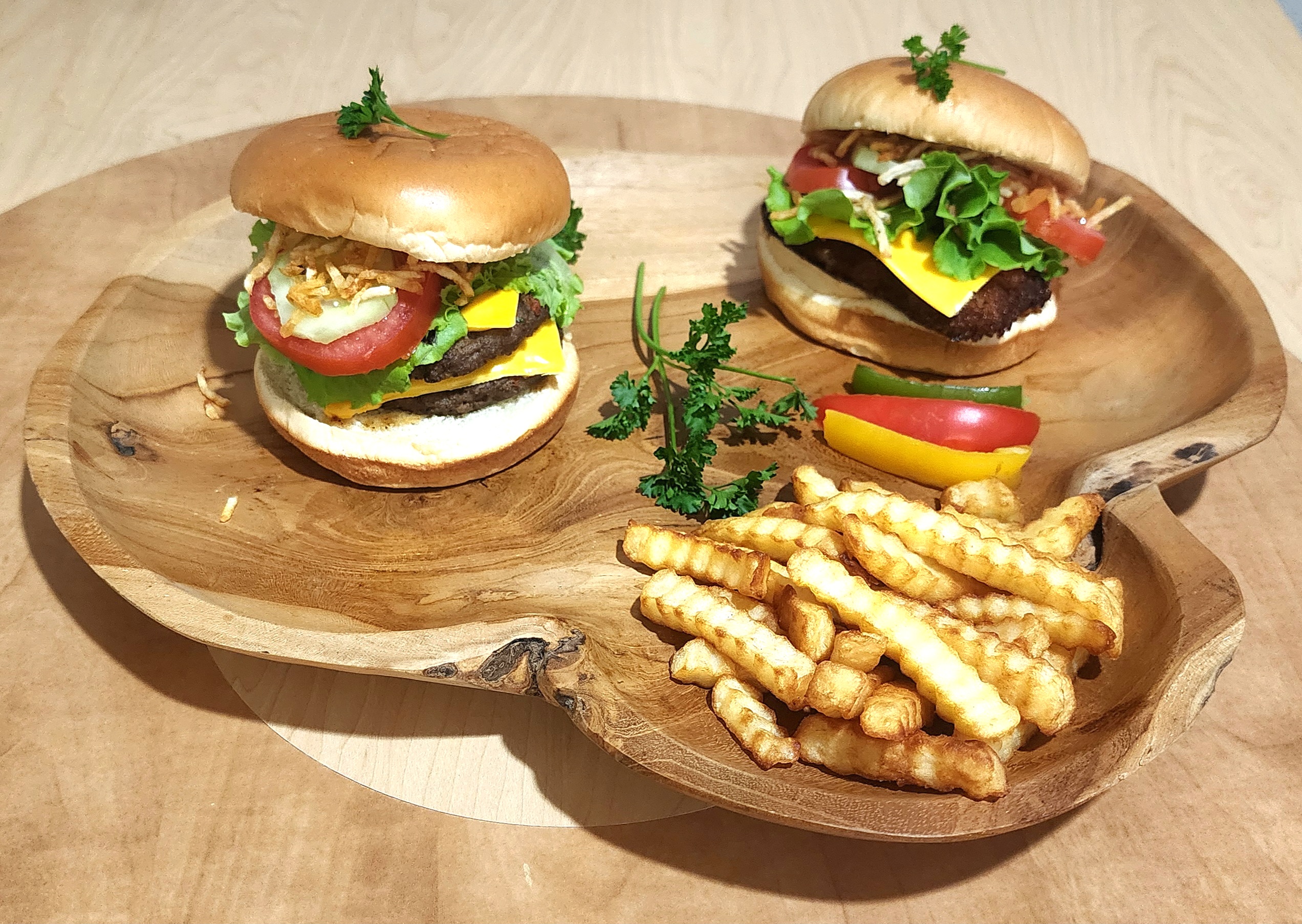 Doble hamburguesa con papas fritas
